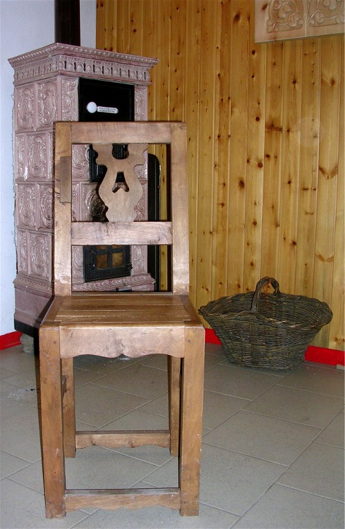 Luca Crosio - Sedia in noce nazionale